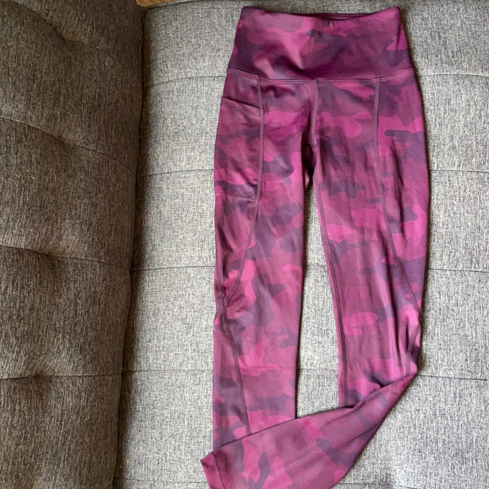 Athlio Burgundy camo print leggings XS